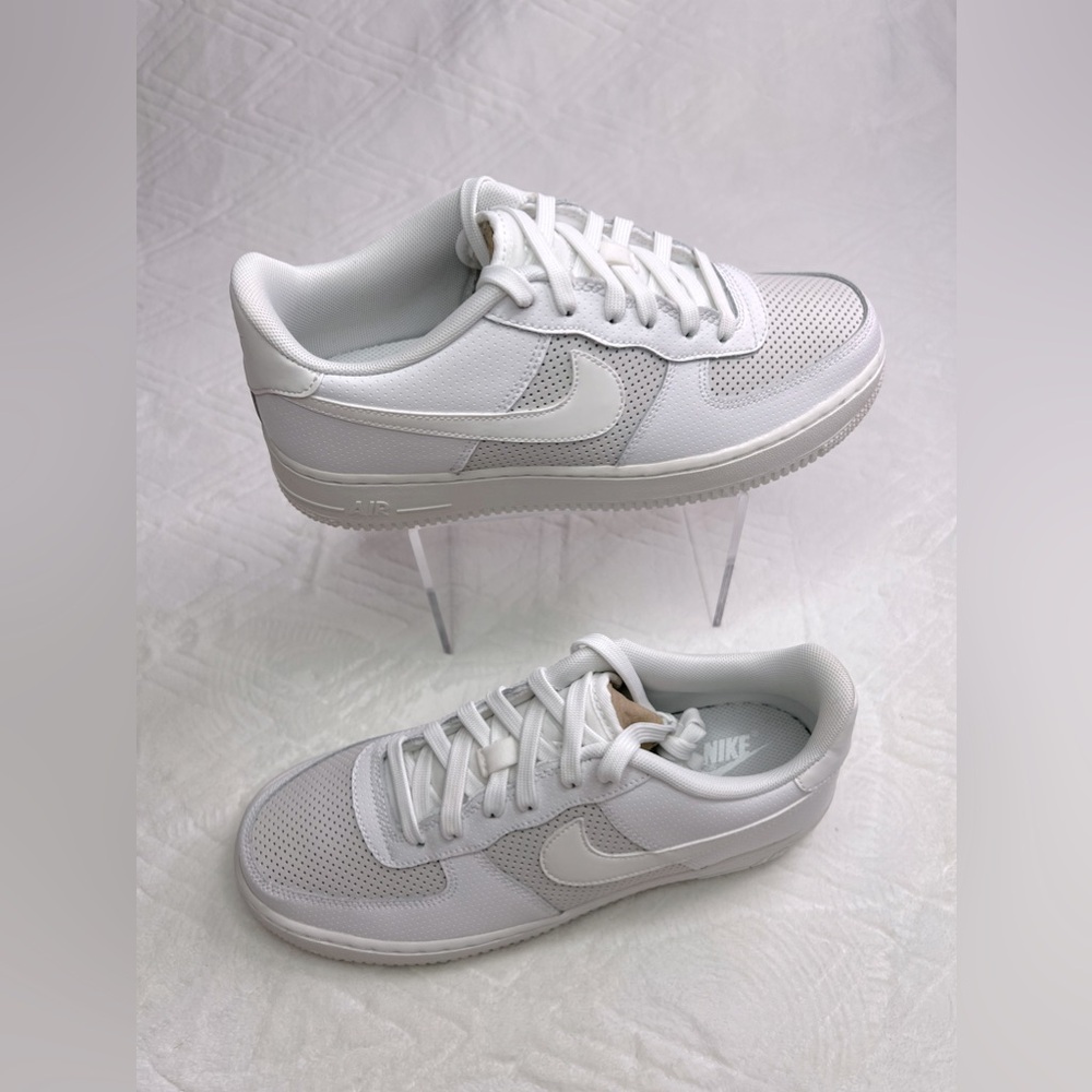19: Nike Air Force 1 LV8 (GS)